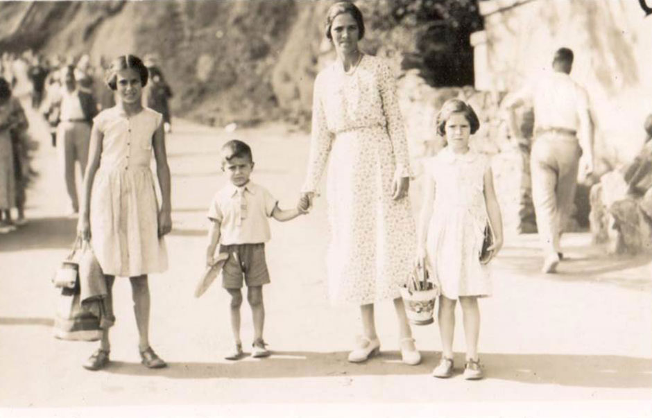 Margaret with her mother and siblings on a seaside holiday about 1933