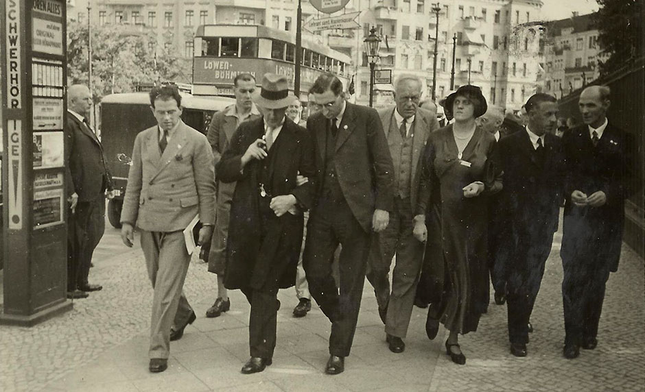 Leonard (centre) in Berlin in 1934