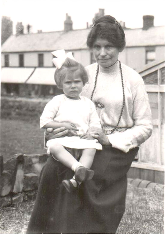 Emma with Helen Barton/Kegie in 1924