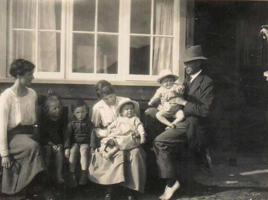 Lyn and Bert Silvester with Emma Quinton/Barton and their first four children.  Phot taken at Magilligan in Northern Ireland in July 1921